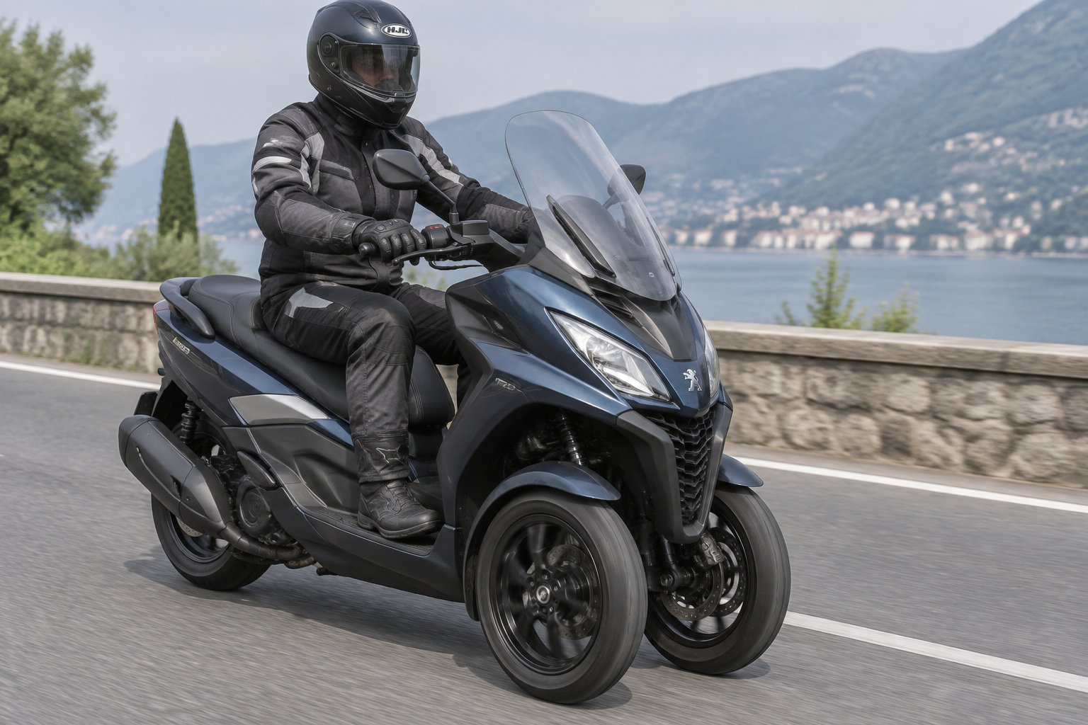 Un conducteur de scooter à trois roues porte un blouson renforcé, un pantalon avec protections, des gants et des chaussures montantes.